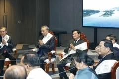 Tối 5/2/2026, tại Thủ đô Vientiane, Tổng Bí thư Tô Lâm cùng các đồng chí lãnh đạo Đảng, Nhà nước Việt Nam dự Lễ buộc chỉ cổ tay truyền thống của Lào do Tổng Bí thư, Chủ tịch nước Lào Thongloun Sisoulith chủ trì. (Ảnh: TTXVN)