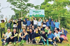 Sùng A Cải cùng cán bộ địa phương và đông đảo bà con tích cực trồng rừng, bảo vệ không gian sống cho cộng đồng