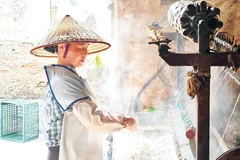 Tơ vàng óng ánh ai hong giữa làng