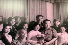 Tiểu đội trưởng Tiểu đội nữ dân quân du kích Kỳ Phương Tưởng Thị Diên (người cầm hoa) vinh dự được gặp Bác Hồ và Đại tướng Võ Nguyên Giáp ngày 15/5/1969.