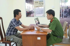 Cơ quan chức năng làm việc với đối tượng Trần Như Phước. (Ảnh: Công an cung cấp)