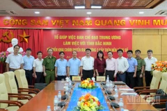Các đại biểu chụp ảnh lưu niệm sau buổi làm việc. (Ảnh: THANH NGOAN)