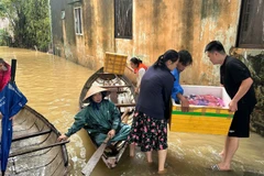 Người dân vận chuyển thực phẩm vào tổ dân phố Đông Hòa.