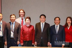 Chủ tịch nước Lương Cường chụp ảnh cùng đại diện Tập đoàn MEBO International.