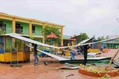 Các đơn vị trường học trên địa bàn xã Hưng Nguyên (tỉnh Nghệ An) khắc phục thiệt hại sau bão số 5.