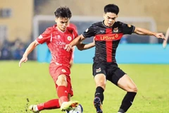 Công an Hà Nội (áo đỏ) thắng Ninh Bình 3-2.
