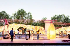 Một triển lãm độc đáo làm từ giấy dó truyền thống và vật liệu tái chế tại Vườn hoa Diên Hồng.