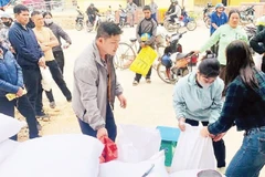Người dân xã Vân Nham, tỉnh Lạng Sơn được cấp phát gạo.