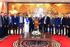 Phó Bí thư thành ủy, Chủ tịch Ủy ban nhân dân thành phố Hà Nội Vũ Đại Thắng (thứ 8 từ phải sang) tiếp Đoàn đại biểu Hội đồng doanh nhân Arab do ông Bassam Tabajah, Chủ tịch Hội đồng dẫn đầu.