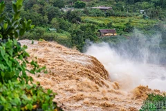 Thác Liên Khương cuộn trào "giận dữ".