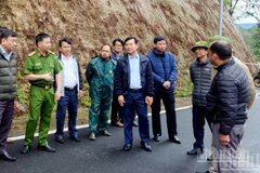 Chủ tịch Ủy ban nhân dân tỉnh Lâm Đồng Hồ Văn Mười (giữa) kiểm tra hiện trường và chỉ đạo khắc phục sự cố sạt lở trên đèo Prenn sáng 17/11.