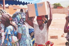 Người dân ở Nam Kivu, Cộng hòa Dân chủ Congo nhận hàng viện trợ.