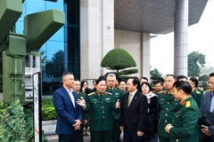 Các đại biểu tham quan trang thiết bị công nghệ quân sự do Tập đoàn Công nghiệp-Viễn thông Quân đội (Viettel) nghiên cứu sản xuất.