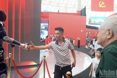 Trong không gian Triển lãm 95 năm Cờ Đảng soi đường do Báo Nhân Dân thực hiện tại Trung tâm Triển lãm quốc gia (Đông Anh, Hà Nội), nhiều người thích thú khi tương tác với robot được tích hợp AI để nhận diện khuôn mặt, giọng nói và phản hồi linh hoạt.