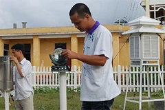 Phát triển vật lý: Bài toán nền tảng cho nâng cao tiềm lực khoa học và công nghệ. Trong ảnh: Các quan trắc viên Trạm khí tượng hải văn Trường Sa thu nhập số liệu.