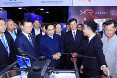 Thủ tướng Phạm Minh Chính, Bộ trưởng Khoa học và Công nghệ Nguyễn Mạnh Hùng cùng các đại biểu tham quan, nghe giới thiệu về một sản phẩm công nghệ mới.