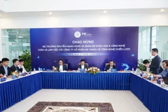 Bộ trưởng Nguyễn Mạnh Hùng và đoàn công tác của Bộ Khoa học và Công nghệ tham quan các sản phẩm công nghệ của Công ty cổ phần MK Vision.