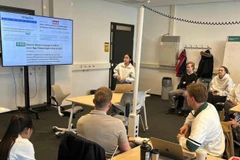 Huỳnh Thị Hồng Xuyến chia sẻ nghiên cứu với giảng viên và sinh viên Đại học Khoa học Ứng dụng Saxion, Hà Lan.