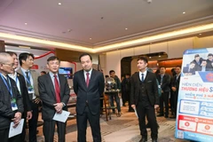 Thứ trưởng Bộ Khoa học và Công nghệ Phạm Đức Long tham quan gian hàng Hiện diện thương hiệu số tại Internet Day 2025.