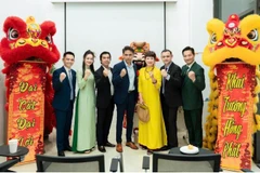 Đại diện lãnh đạo Manulife Việt Nam cắt băng khai trương văn phòng đại lý MAC Hưng Yên-Ecopark. (Ảnh: ANH HUY)