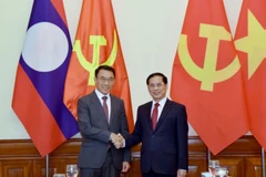 Phó Thủ tướng, Bộ trưởng Ngoại giao Bùi Thanh Sơn cùng quyền Trưởng ban Đối ngoại Trung ương Đảng Nhân dân Cách mạng Lào. (Ảnh: BNG)