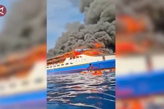 Ảnh chụp màn hình video ghi lại vụ cháy xảy ra trên tàu chở khách KM Barcelona V. (Nguồn: Farah Khadija/Arif Prada/Nanien Yuniar/Antara)