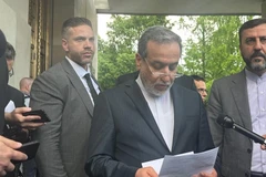 Ngoại trưởng Iran Seyed Abbas Araghchi (giữa) gặp gỡ báo chí tại Geneva, Thụy Sĩ, ngày 20/6. (Ảnh: Tân Hoa xã)