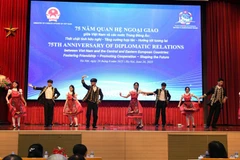 Tiết mục nghệ thuật của các em học sinh tại trường Trung học phổ thông Việt Nam-Ba Lan tại sự kiện. (Ảnh: THẾ DƯƠNG)