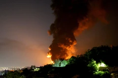 Một kho nhiên liệu ở Tehran, Iran trúng không kích của Israel tối 15/6/2025. (Ảnh: AA/TTXVN)
