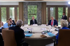 Nhóm G7 và các nhà lãnh đạo Liên minh châu Âu tham dự một phiên họp trong khuôn khổ Hội nghị Thượng đỉnh G7 tại tỉnh Alberta, Canada. (Ảnh: Tân Hoa xã)