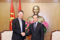 Trưởng Ban Chính sách, Chiến lược Trung ương Trần Lưu Quang tiếp Chủ tịch AES Việt Nam Oliver Marquette. (Ảnh: TTXVN)