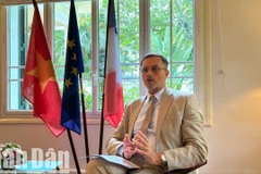 Đại sứ Cộng hòa Pháp tại Việt Nam Olivier Brochet trả lời phỏng vấn báo Nhân Dân. (Ảnh: HẢI YẾN)