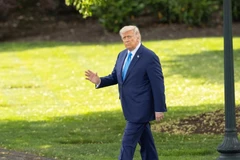 Tổng thống Mỹ Donald Trump đi bộ lên trực thăng tại khuôn viên Nhà trắng ở Washington D.C. (Ảnh: Tân Hoa xã)