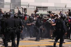 Cảnh sát cố gắng giải tán người biểu tình tại Los Angeles, bang California, ngày 8/6/2025. (Ảnh: Tân Hoa xã)