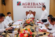 Đồng chí Tô Huy Vũ - Bí thư Đảng ủy, Chủ tịch Hội đồng thành viên Agribank cùng đoàn công tác Trụ sở chính làm việc tại Agribank Chi nhánh Tây Nghệ An.