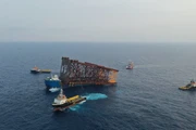 Hạ thủy chân đế giàn khoan trên biển.