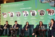 Đại diện Ngân hàng thương mại cổ phần Đầu tư và Phát triển Việt Nam-bà Nguyễn Thị Kim Phượng (ngoài cùng bên phải)-cùng diễn giả các nước tham dự hội thảo.