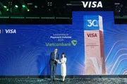 Đại diện Vietcombank, bà Đoàn Hồng Nhung – Thành viên Ban điều hành, Giám đốc Khối bán lẻ nhận giải thưởng “Leadership in Payment Volume – Ngân hàng dẫn đầu về tổng doanh số giao dịch năm 2025” từ đại diện Visa.