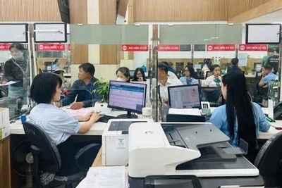 Trung tâm hành chính công thành phố Hạ Long giải quyết thủ tục hành chính cho người dân và doanh nghiệp.