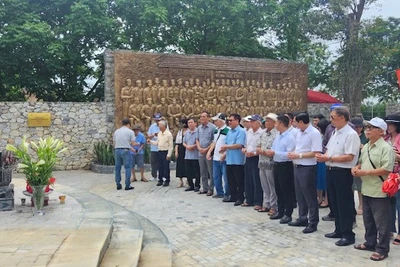 Đoàn đại biểu Hội Nhà báo tỉnh Quảng Ninh thắp hương tại ngôi Trường dạy làm báo Huỳnh Thúc Kháng ở huyện Đại Từ (tỉnh Thái Nguyên).