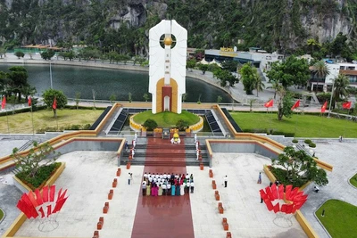 Đoàn đại biểu Hội Nhà báo tỉnh Quảng Ninh, Trung tâm Truyền thông tỉnh Quảng Ninh dâng hương tại Đài tưởng niệm các Anh hùng liệt sỹ thành phố Hạ Long.