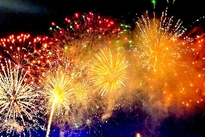 Màn bắn pháo hoa chào mừng 60 năm thành lập tỉnh Quảng Ninh.