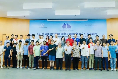 Ban tổ chức chụp ảnh lưu niệm với lãnh đạo và vận động viên các đoàn tham gia giải.