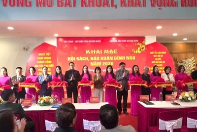 Các đại biểu cắt băng khai mạc Hội sách, báo Xuân Bính Ngọ 2026.