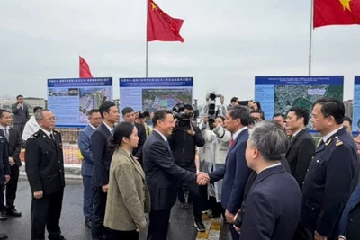 Đại biểu 2 địa phương Quảng Ninh (Việt Nam) và Khu tự trị dân tộc Choang Quảng Tây (Trung Quốc) gặp nhau tại sự kiện.