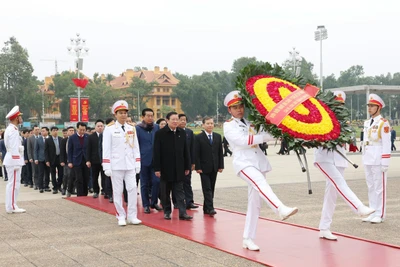 Đoàn cán bộ ngành Nội chính Đảng do đồng chí Phan Đình Trạc, Ủy viên Bộ Chính trị, Bí thư Trung ương Đảng, Trưởng Ban Nội chính Trung ương làm Trưởng đoàn vào Lăng viếng Chủ tịch Hồ Chí Minh. (Ảnh: ĐẶNG PHƯỚC)