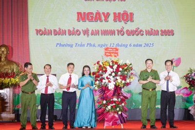 Thiếu tướng Nguyễn Hồng Ky, Phó Giám đốc Công an thành phố Hà Nội tặng hoa chúc mừng Ngày hội.