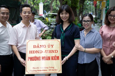 Các lãnh đạo, cán bộ chụp ảnh lưu niệm cùng biển tên mới của trụ sở Đảng ủy-Hội đồng nhân dân-Ủy ban nhân dân phường Hoàn Kiếm.