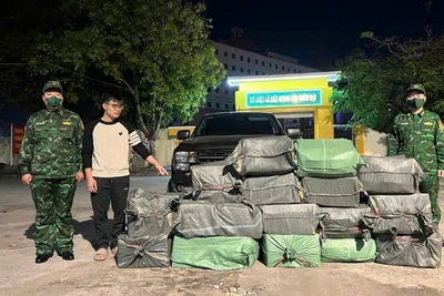 Đối tượng Phạm Huy Hoàng cùng tang vật .