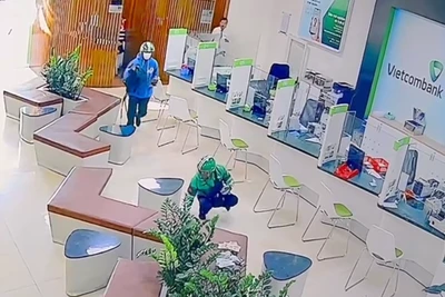 Hai đối tượng mặc trang phục xe ôm công nghệ cướp ngân hàng được trích xuất từ camera an ninh.